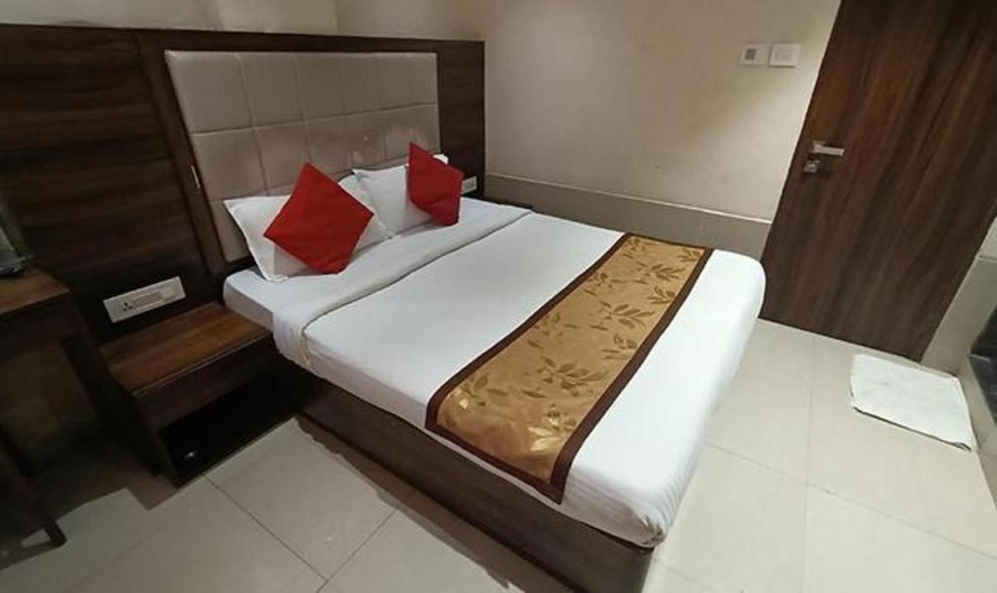 Fabhotel Regal Inn Bombaim Exterior foto